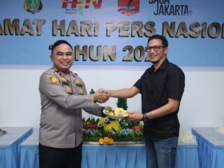 Wakapolda Metro Jaya Brigjen Pol Dekananto Eko Purwono saat memberikan potongan nasi tumpeng kepada  Ketua Forum Wartawan Polri Polda Metro Jaya Ahmad Faruk di acara peringatan Hari Pers Nasional (HPN) 2026. (Foto : Humas Polda Metro Jaya).