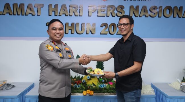 Wakapolda Metro Jaya Brigjen Pol Dekananto Eko Purwono saat memberikan potongan nasi tumpeng kepada  Ketua Forum Wartawan Polri Polda Metro Jaya Ahmad Faruk di acara peringatan Hari Pers Nasional (HPN) 2026. (Foto : Humas Polda Metro Jaya).