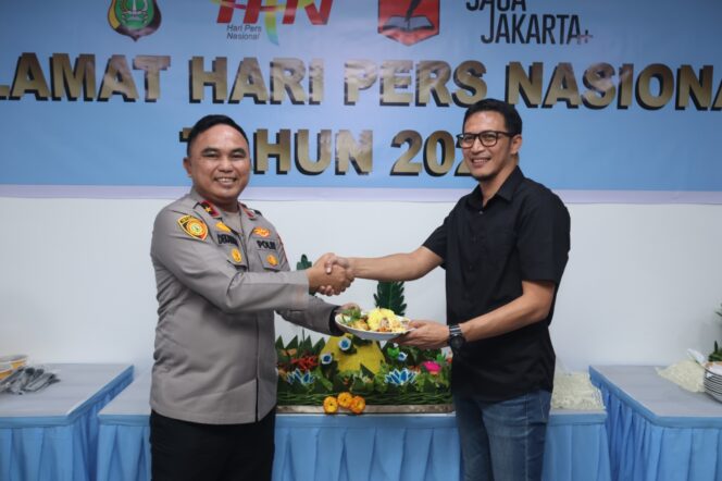 
					Wakapolda Metro Jaya Brigjen Pol Dekananto Eko Purwono saat memberikan potongan nasi tumpeng kepada  Ketua Forum Wartawan Polri Polda Metro Jaya Ahmad Faruk di acara peringatan Hari Pers Nasional (HPN) 2026. (Foto : Humas Polda Metro Jaya).