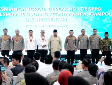 Para penerima bintang jasa saat berfoto bersama Presiden Prabowo 