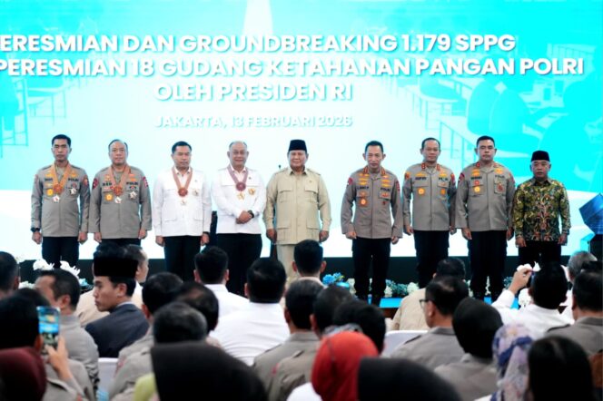 
					Para penerima bintang jasa saat berfoto bersama Presiden Prabowo 
