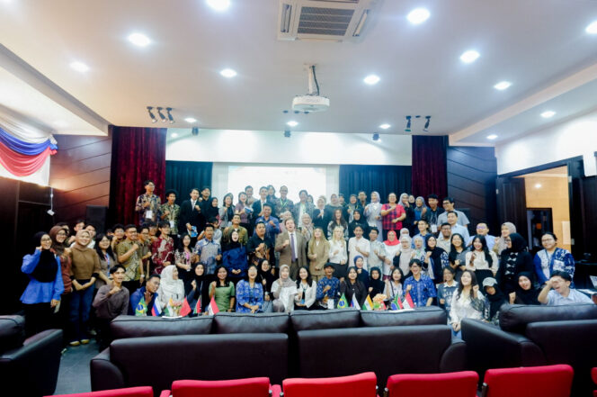 
					Para peserta  BRICS Green Transformation Dialogue 2026.
saat foto bersama. (Foto: GenB)