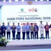Ketua PWI Pusat Akhmad Munir bersama sejumlah Menteri Kabinet Merah Putih dalam acara puncak HPN 2026 di Banten. (Foto: PWI |Pusat)