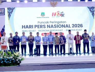 Ketua PWI Pusat Akhmad Munir bersama sejumlah Menteri Kabinet Merah Putih dalam acara puncak HPN 2026 di Banten. (Foto: PWI |Pusat)
