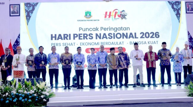 Ketua PWI Pusat Akhmad Munir bersama sejumlah Menteri Kabinet Merah Putih dalam acara puncak HPN 2026 di Banten. (Foto: PWI |Pusat)