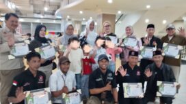 Anggota DPD RI sekaligus Ketua Umum Ormas Bang Japar (Kebangkitan Jawara dan Pengacara), Hj. Fahira Idris, SE., MH.
saat bersama anak korban  pelecehan dan orang tua.(Foto: Ist)