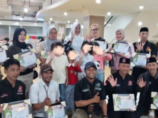 Anggota DPD RI sekaligus Ketua Umum Ormas Bang Japar (Kebangkitan Jawara dan Pengacara), Hj. Fahira Idris, SE., MH.
saat bersama anak korban  pelecehan dan orang tua.(Foto: Ist)