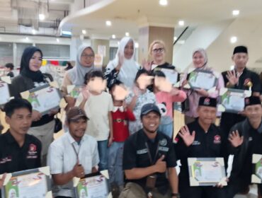 Anggota DPD RI sekaligus Ketua Umum Ormas Bang Japar (Kebangkitan Jawara dan Pengacara), Hj. Fahira Idris, SE., MH.
saat bersama anak korban  pelecehan dan orang tua.(Foto: Ist)