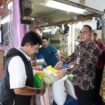Wa\li Kota Jakarta Pusat Arifin saat meninjau salah satu kios di Pasar Johar Baru. (Foto: Kominfotik) 