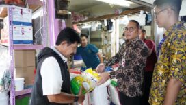 Wa\li Kota Jakarta Pusat Arifin saat meninjau salah satu kios di Pasar Johar Baru. (Foto: Kominfotik) 