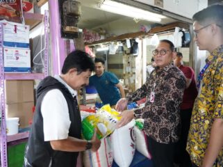 Wa\li Kota Jakarta Pusat Arifin saat meninjau salah satu kios di Pasar Johar Baru. (Foto: Kominfotik) 