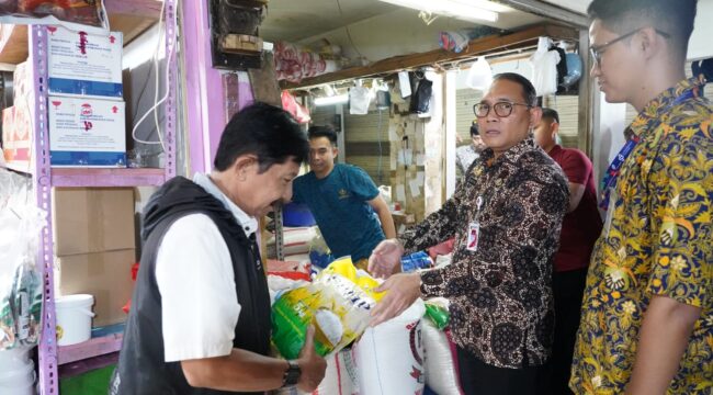 Wa\li Kota Jakarta Pusat Arifin saat meninjau salah satu kios di Pasar Johar Baru. (Foto: Kominfotik) 