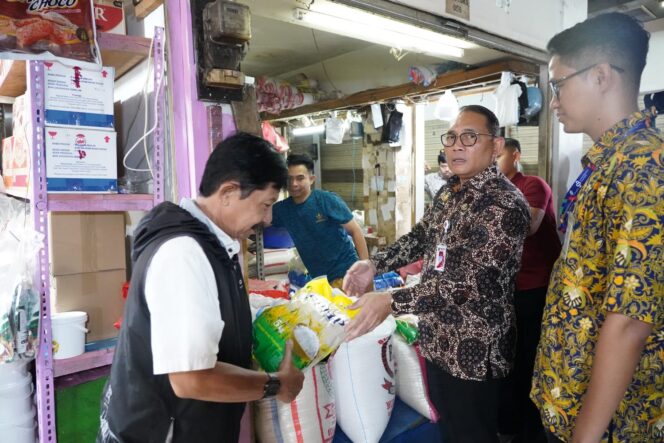 
					Wa\li Kota Jakarta Pusat Arifin saat meninjau salah satu kios di Pasar Johar Baru. (Foto: Kominfotik) 