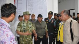 Kepala Staf Umum (Kasum) TNI Letjen TNI Richard Tampubolon saat melaksanakan peninjauan lapangan di wilayah Tapanuli Tengah, Kamis (26/2/2026). (Foto : Puspen TNI).
