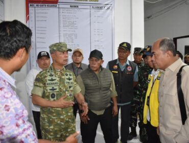 Kepala Staf Umum (Kasum) TNI Letjen TNI Richard Tampubolon saat melaksanakan peninjauan lapangan di wilayah Tapanuli Tengah, Kamis (26/2/2026). (Foto : Puspen TNI).