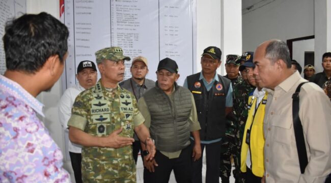 Kepala Staf Umum (Kasum) TNI Letjen TNI Richard Tampubolon saat melaksanakan peninjauan lapangan di wilayah Tapanuli Tengah, Kamis (26/2/2026). (Foto : Puspen TNI).