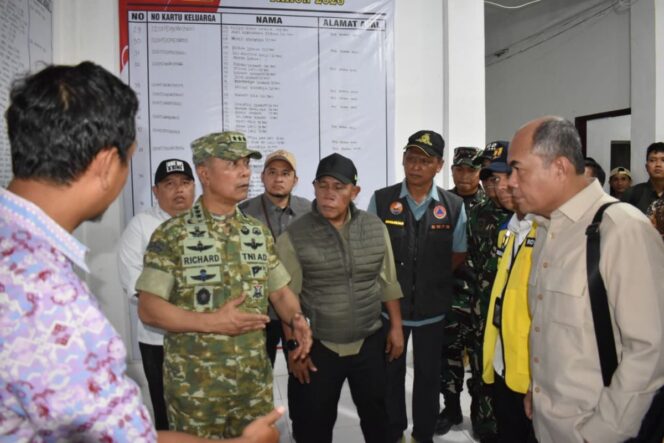 
					Kepala Staf Umum (Kasum) TNI Letjen TNI Richard Tampubolon saat melaksanakan peninjauan lapangan di wilayah Tapanuli Tengah, Kamis (26/2/2026). (Foto : Puspen TNI).