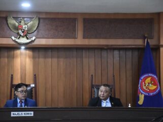 Ketua Majelis Komisi  Aru Armando (kiri) saat memimpin jalannya persidangan. (Foto: Humas KPPU)