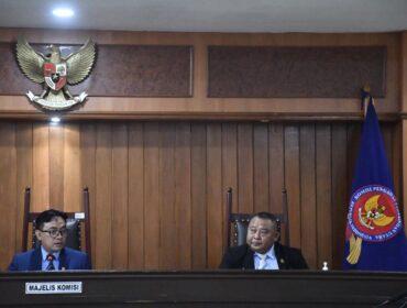 Ketua Majelis Komisi  Aru Armando (kiri) saat memimpin jalannya persidangan. (Foto: Humas KPPU)