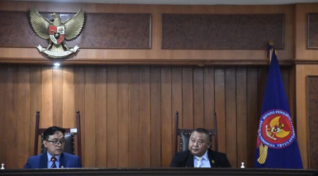 Ketua Majelis Komisi  Aru Armando (kiri) saat memimpin jalannya persidangan. (Foto: Humas KPPU)