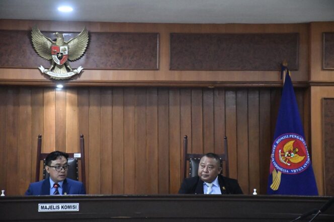 
					Ketua Majelis Komisi  Aru Armando (kiri) saat memimpin jalannya persidangan. (Foto: Humas KPPU)