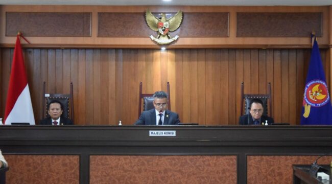 Ketua Majelis Komisi Moh. Noor Rofieq saat memimpin jalannya persidangan. (Foto: Humas KPPU)