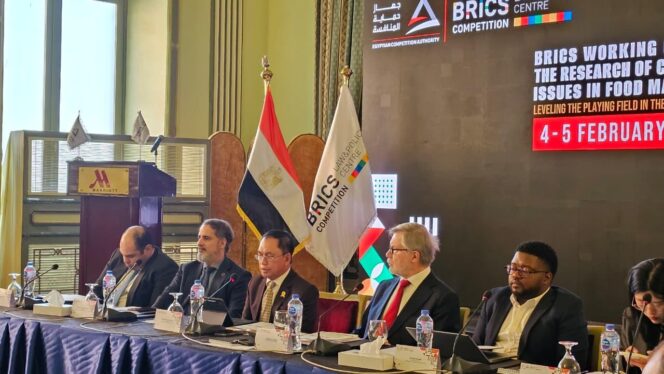 
					Ketua KPPU M. Fanshurullah Asa (tiga dari kiri) saat hadir di Meeting of the BRICS Working Group on Food Markets yang berlangsung di Kairo, Mesir, pada 4–5 Februari 2026. (Foto: KPPU)