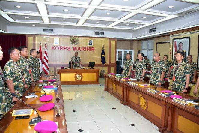 
					Kepala Staf Korps Marinir (Kas Kormar) Mayor Jenderal TNI (Mar) Suherlan saat memimpin pembukaan Rapat Koordinasi Teknis Operasi Korps Marinir (Rakornisops Kormar) Tahun 2026. (Foto : Humas Korps Marinir)