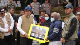 Menteri Agama Nasaruddin Umar saat menyalurkan bantuan kepada korban bencana banjir dan longsor di Cisarua Bandung Barat . (Foto