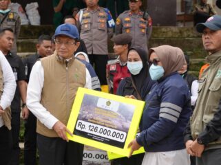 Menteri Agama Nasaruddin Umar saat menyalurkan bantuan kepada korban bencana banjir dan longsor di Cisarua Bandung Barat . (Foto