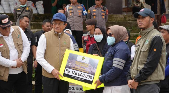 Menteri Agama Nasaruddin Umar saat menyalurkan bantuan kepada korban bencana banjir dan longsor di Cisarua Bandung Barat . (Foto