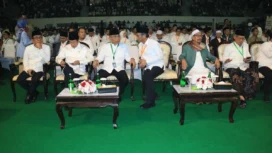 Ketua Umum PBNU 
 KH Yahya Cholil Staquf (Gus Yahya) bersama ribuan warga Nahdliyin saat menghadiri perayaan Harlah NU ke-100 di Istora Senayan Jakarta 
(Foto: Istimewa) 