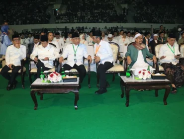 Ketua Umum PBNU 
 KH Yahya Cholil Staquf (Gus Yahya) bersama ribuan warga Nahdliyin saat menghadiri perayaan Harlah NU ke-100 di Istora Senayan Jakarta 
(Foto: Istimewa) 