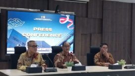 Direktur Jenderal Administrasi Hukum Umum (Dirjen AHU)  Kementerian Hukum Widodo (tengah) saat konferensi pers (Foto: Humas Kemenkum)