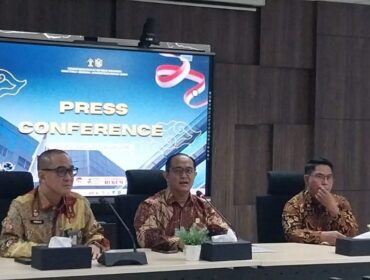 Direktur Jenderal Administrasi Hukum Umum (Dirjen AHU)  Kementerian Hukum Widodo (tengah) saat konferensi pers (Foto: Humas Kemenkum)