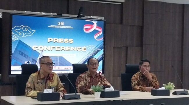 Direktur Jenderal Administrasi Hukum Umum (Dirjen AHU)  Kementerian Hukum Widodo (tengah) saat konferensi pers (Foto: Humas Kemenkum)