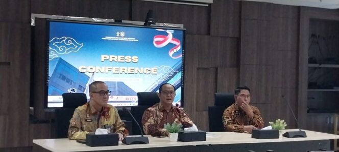 
					Direktur Jenderal Administrasi Hukum Umum (Dirjen AHU)  Kementerian Hukum Widodo (tengah) saat konferensi pers (Foto: Humas Kemenkum)