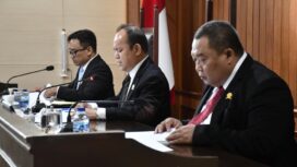 Ketua Majelis Komisi, bersama Wakil Ketua KPPU Aru Armando dan Budi Joyo Santoso. saat melakukan persidangan. ( Foto :KPPU)