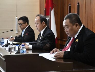 Ketua Majelis Komisi, bersama Wakil Ketua KPPU Aru Armando dan Budi Joyo Santoso. saat melakukan persidangan. ( Foto :KPPU)