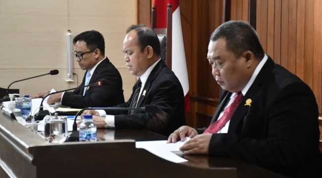 Ketua Majelis Komisi, bersama Wakil Ketua KPPU Aru Armando dan Budi Joyo Santoso. saat melakukan persidangan. ( Foto :KPPU)