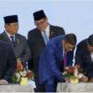 Presiden Prabowo Subianto dan Menteri Koordinator Perekonomian Airlangga Hartarto saat menjadi saksi penandatanganan MoU Indonesia- Amerika Serika di Washington DC. (Foto: Humas Kemenko Perekonomian)