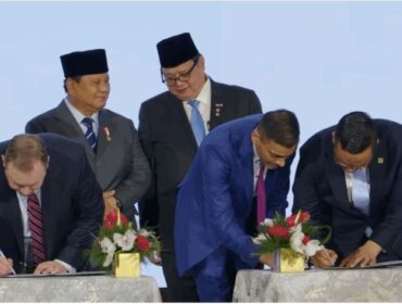 Presiden Prabowo Subianto dan Menteri Koordinator Perekonomian Airlangga Hartarto saat menjadi saksi penandatanganan MoU Indonesia- Amerika Serika di Washington DC. (Foto: Humas Kemenko Perekonomian)