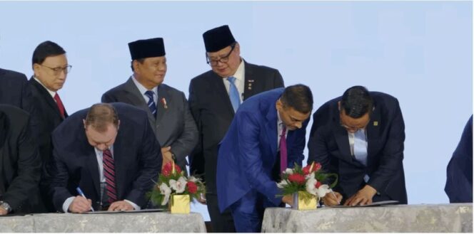 
					Presiden Prabowo Subianto dan Menteri Koordinator Perekonomian Airlangga Hartarto saat menjadi saksi penandatanganan MoU Indonesia- Amerika Serika di Washington DC. (Foto: Humas Kemenko Perekonomian)