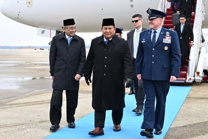 
					Presiden Prabowo Subianto saat tiba di Amerika Serikat (Foto: Seskab/BPMI)
