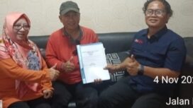 Pengacara Rinto Hartoyo Agus saat menyerahkan sertifikat tanah kepada kiennya. (Foto : Ist)