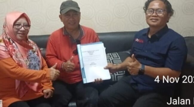 Pengacara Rinto Hartoyo Agus saat menyerahkan sertifikat tanah kepada kiennya. (Foto : Ist)