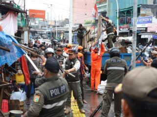 Petugas Gabungan dari Pemkot Jakarta Pusat saat menertibkan pedagang liar di kawasan Pasar Tanah Abang. (Foto: PWI Jakpus)