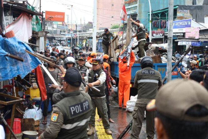 
					Petugas Gabungan dari Pemkot Jakarta Pusat saat menertibkan pedagang liar di kawasan Pasar Tanah Abang. (Foto: PWI Jakpus)