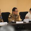 Menteri Dalam Negeri (Mendagri) Muhammad Tito Karnavian sekaligus Ketua Satuan Tugas (Kasatgas) Percepatan Rekonstruksi dan Rehabilitasi (PRR) Pasca Bencana Wilayah Sumatera saat  melaporkan progres pemulihan bencana. (Foto: {Puspen Kemendagri)