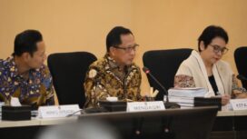 Menteri Dalam Negeri (Mendagri) Muhammad Tito Karnavian sekaligus Ketua Satuan Tugas (Kasatgas) Percepatan Rekonstruksi dan Rehabilitasi (PRR) Pasca Bencana Wilayah Sumatera saat  melaporkan progres pemulihan bencana. (Foto: {Puspen Kemendagri)